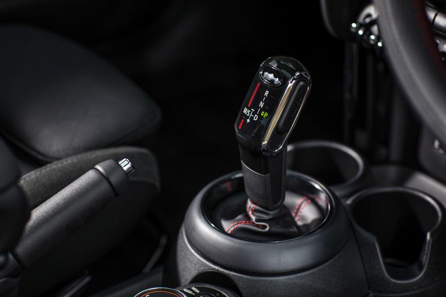 Детали интерьера Mini Cooper S (F56) 2018 года  (UK) (фото 6 из 15)